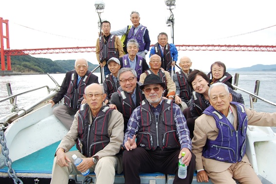 平戸大橋を背景に